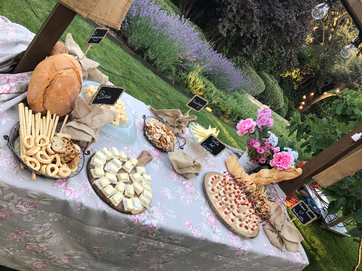 AmadisCatering's tweet photo. Arroces, quesos, ensaladas... ¡todo un festín en modo de buffet para que tus invitados elijan y prueben lo que más les apetezca! https://t.co/gGs6Wp533J