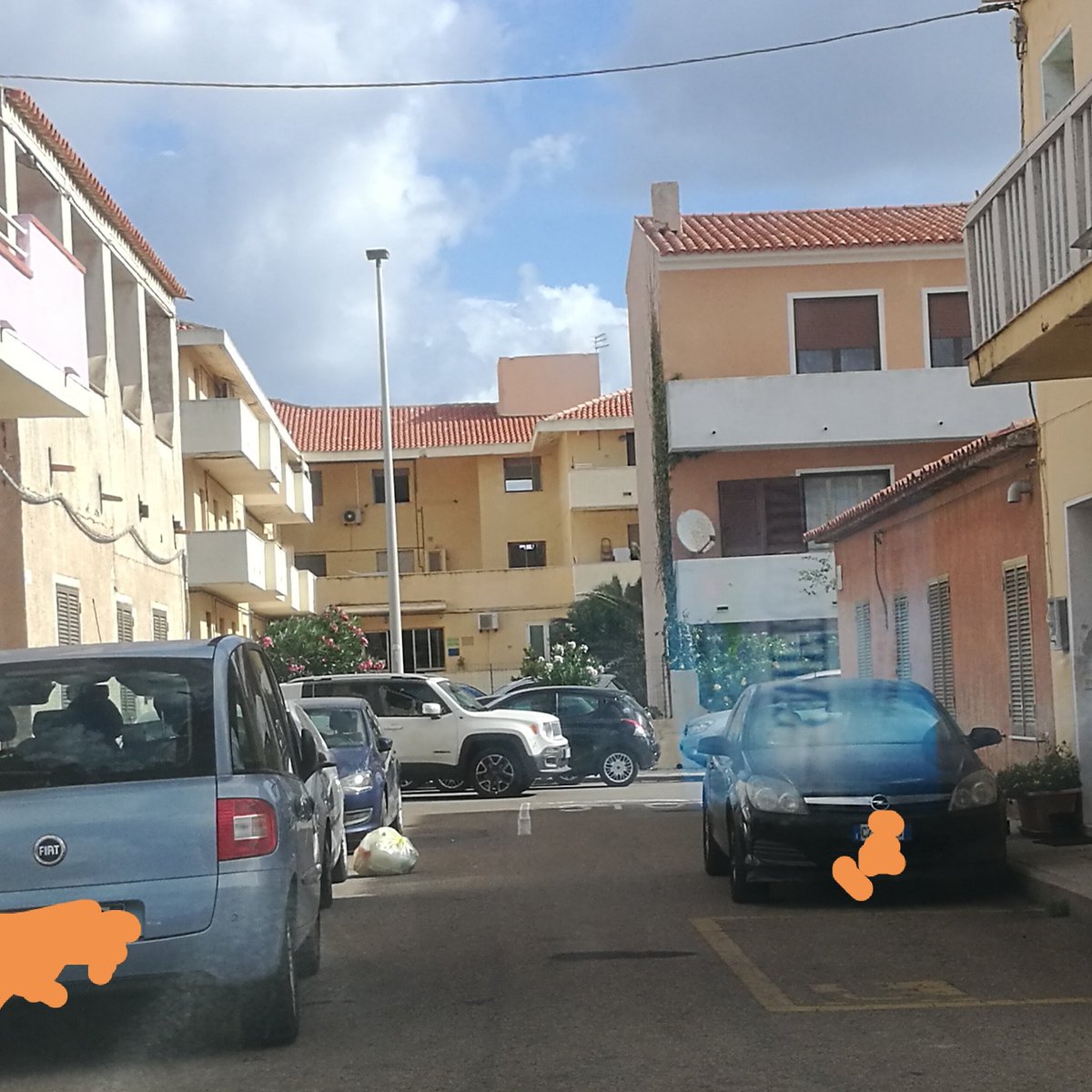 CimminoSalvator's tweet photo. Se la persona con disabilità parcheggiasse nello spazio alui riservato #viadeledda a #steresagallura rimarrebbe bloccata #ghialtrisiamonoi https://t.co/9WLmlUaFuP
