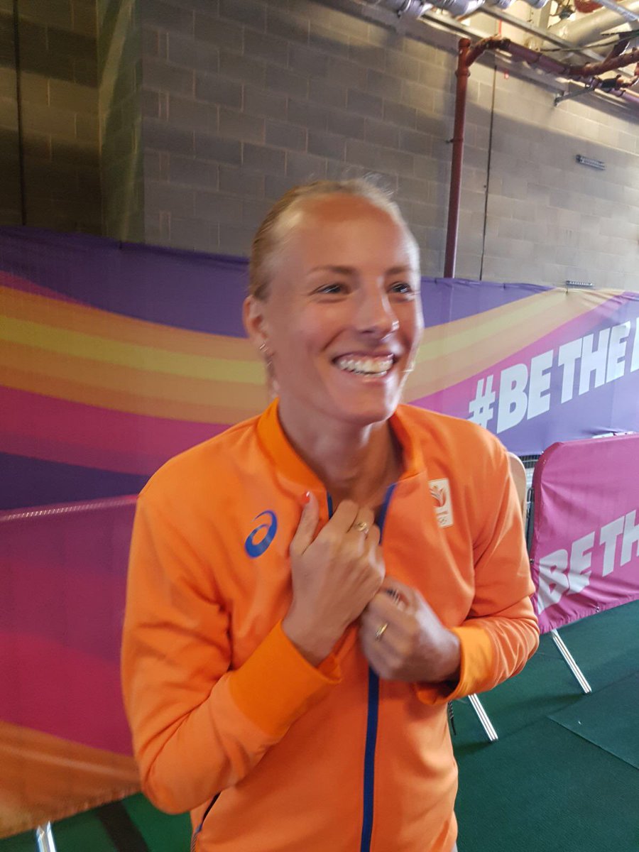 Atletiekunie's tweet photo. Super!! Op basis van tijd door naar de halve finales! "Het was echt heel spannend" aldus een blije @Sharonabakker #London2017 https://t.co/DPotz7XW3d