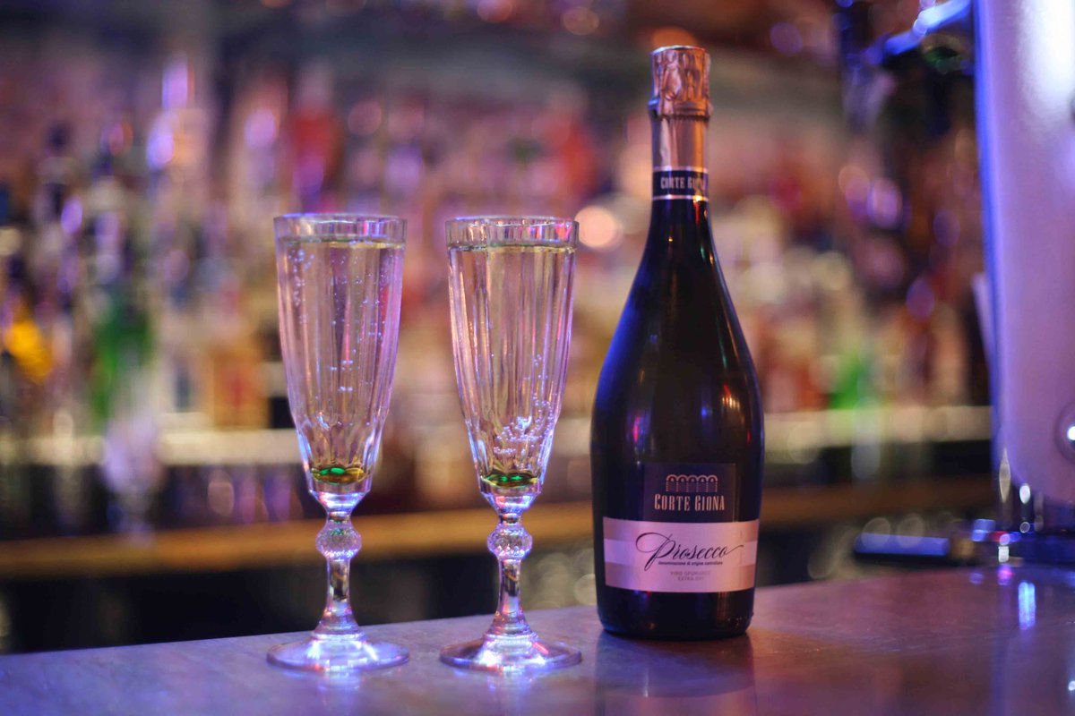 LMArms's tweet image. Oh Friday #TGIF 😍 Anyone for a bottle of fizz from 4-7? Only £15🍾 #FizzyFriday #CuriousFizz