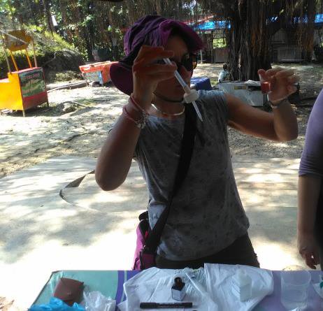 Tia_den_Hartog's tweet image. Fieldwork in the surroundings of Mount Salak: water sampling. #geocap #geothermal #Indonesia #Netherlands