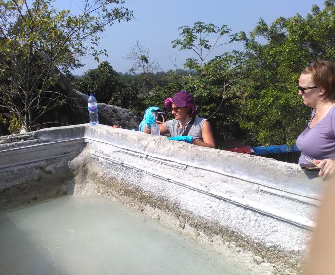Tia_den_Hartog's tweet image. Fieldwork in the surroundings of Mount Salak: water sampling. #geocap #geothermal #Indonesia #Netherlands