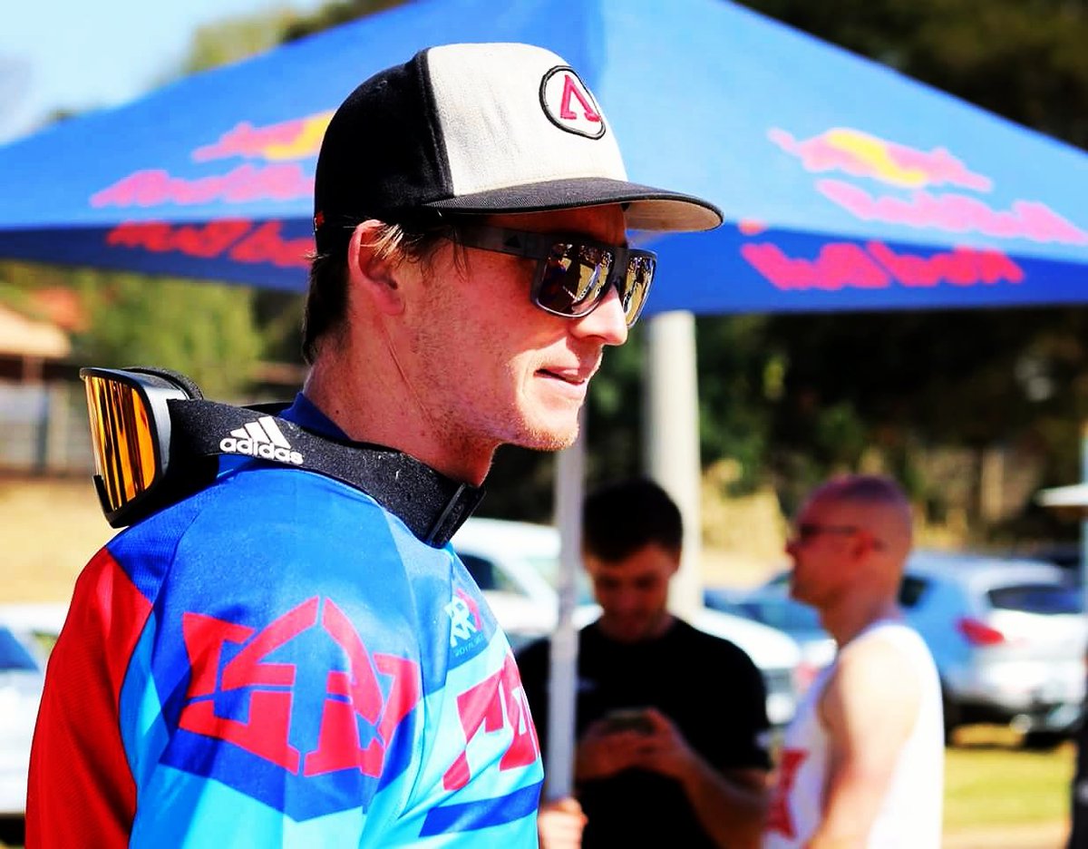 DustyTroyRudman's tweet photo. #BestOfBothWorlds with @asporteyewear.Keeping my eyes protected. #TheDustinRudmanInvitational
#adidassporteyewear
#3matic
#backlanddirt https://t.co/NCENRXECvI
