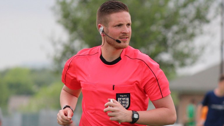 ProdigioDivino's tweet photo. #RyanAtkin ha avuto gran coraggio! È il 1° arbitro di calcio in UK a fare coming out. Brindiamo a lui e a chi ha scelto la #LibertàDiGusto! https://t.co/4gVj0nzyWs