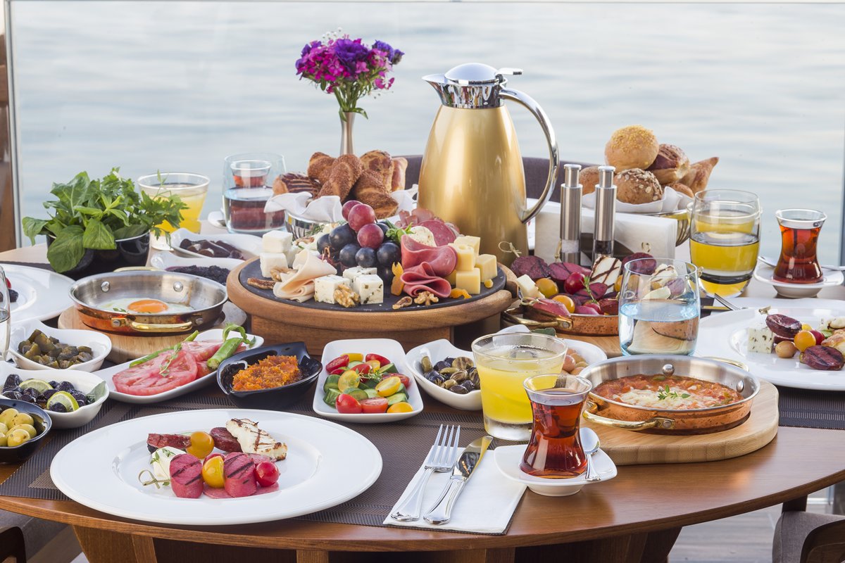 Bu hafta sonu yalıda kahvaltı yapmaya ne dersiniz? 
medyamoda.com/bu-hafta-sonu-…