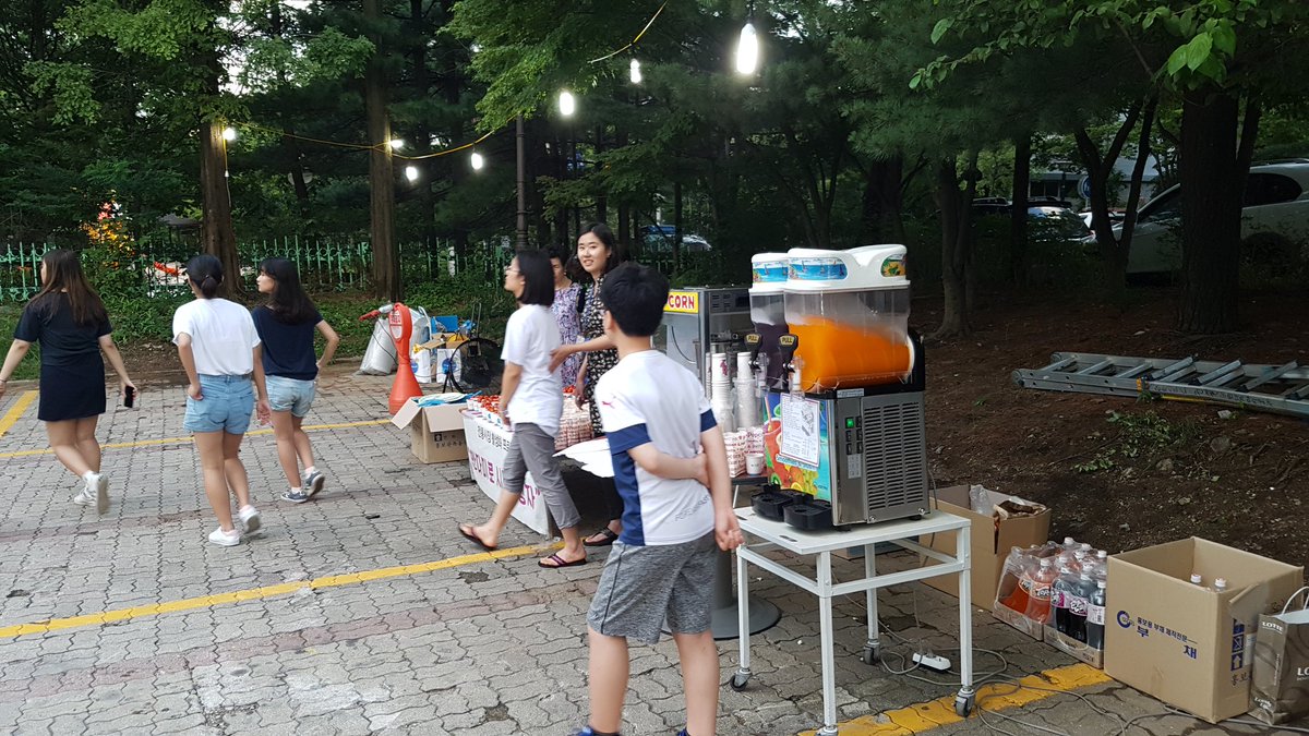 [안녕 돌고래영화제]가 야외주차장에서 진행하고 있습니다.

분당정자청소년수련관 학생 댄스공연으로 막을 올린 영화제는 상인회에서 준비한 팝콘과 음료로 더운 여름을 이기는 지역문화축제로 자리매김하고 있습니다.

#성남시 #수내2동