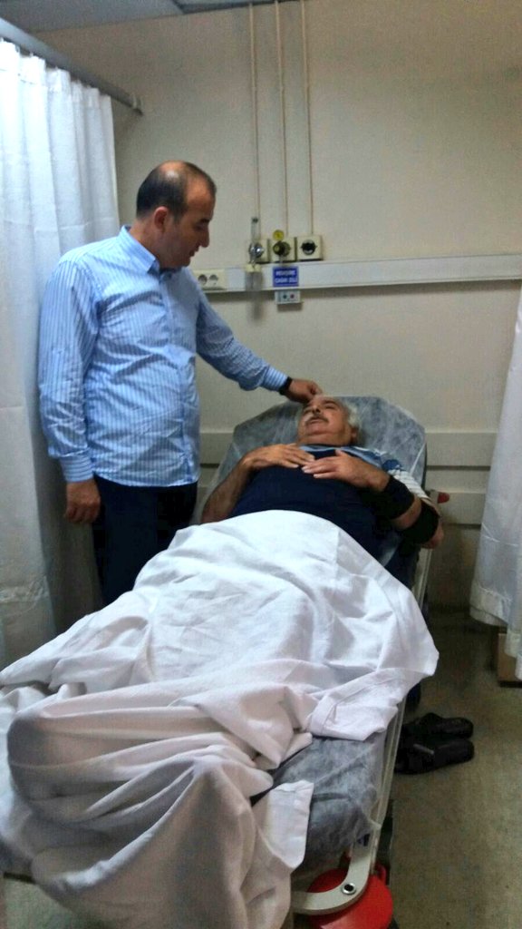 Alemdarozturk's tweet photo. Rahatsızlanarak hastaneye kaldırılan ilçemizin emektar gazetecisi Veysel Pulaşlı'yı ve acilde tedavi gören hemşehrilerimizi ziyaret ettik. https://t.co/l2J2SNanx7
