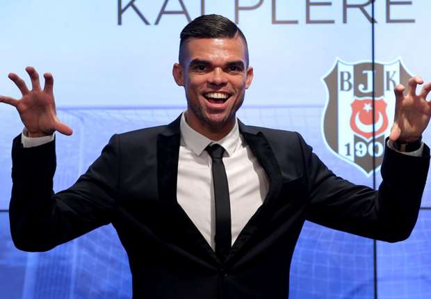 eraelturco's tweet image. Están las películas de terror psicológico, las de terror explícito, y luego la nueva pareja de centrales del Besiktas.