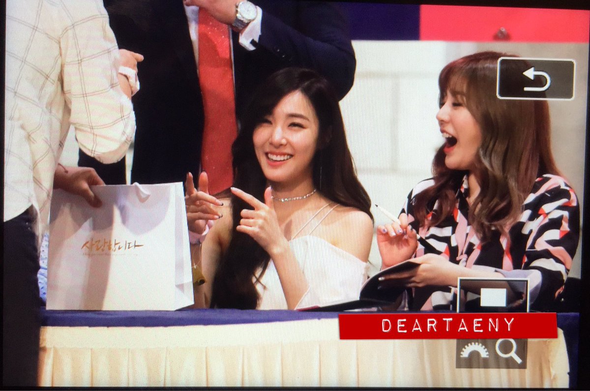 bSQuizloliz's tweet photo. แฟนแอคแห่งมิตรภาพแทนี่ซัน แฟน: คุณสนิทกับแทยอนยังไง ฉันอิจฉาความสัมพันธ์ของเธอจริงๆนะ และบางทีแทยอนก็ใจเย็น ทีนี้
ฟานี่: เราพยายามเข้าใจกัน https://t.co/MUjG7qWtnt