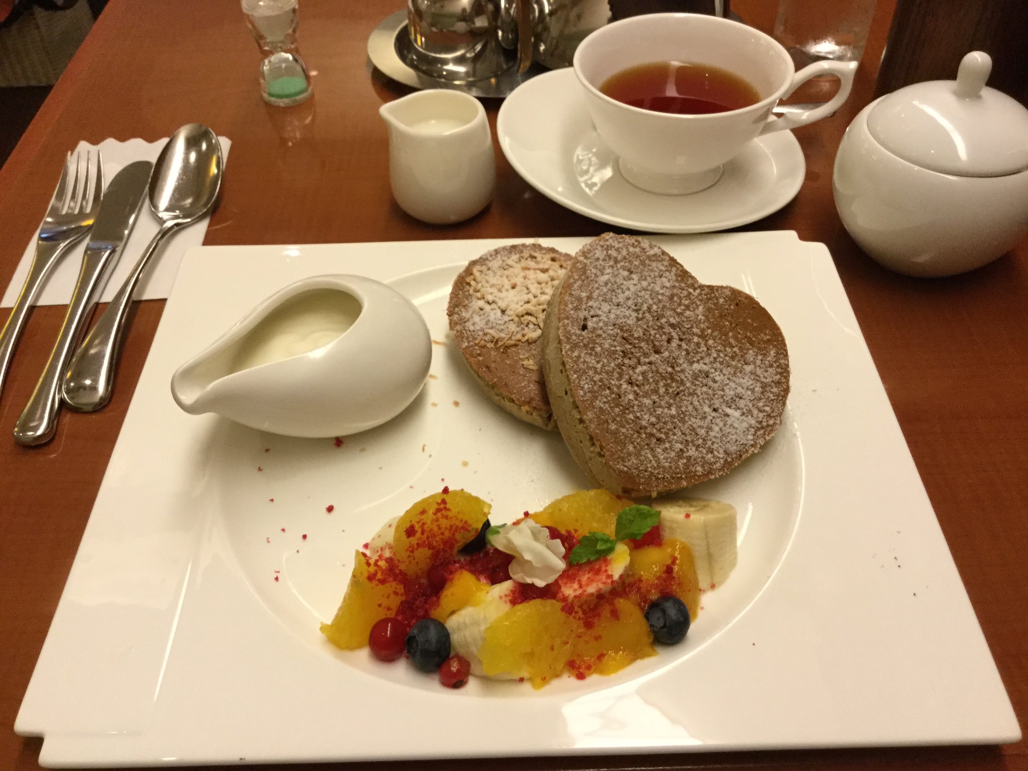 ぱるすぃー党 加糖生物 晩ごはん2件目はサロン ド テ サブリエ ルミネ大宮店٩ W و そば粉香る 信州パンケーキの夏色の風とクイーンズブレイク ウバとケニアのブレンド のミルクティー パンケーキがハート型 差し湯付きなのとティー
