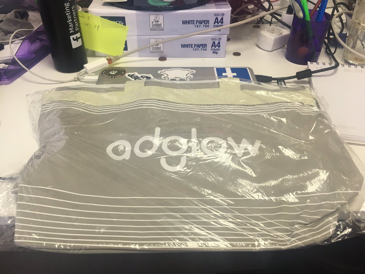 JorgeCarriazous's tweet photo. Bolsa de playa corporativa para los que nos quedamos en Madrid #SiJoder #AgostoDeValientes https://t.co/1TFqgUPP6i