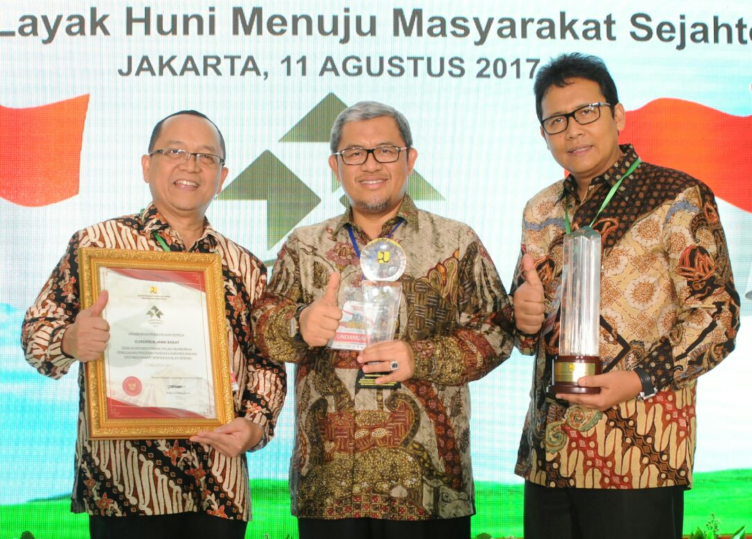 Alhamdulillah, siang tadi Gubernur Jabar <a href="/aheryawan/">Ahmad Heryawan</a> mendapatkan penghargaan dari <a href="/KemenPU/">Kementerian PU</a> di Jakarta. #JABARKAHIJI