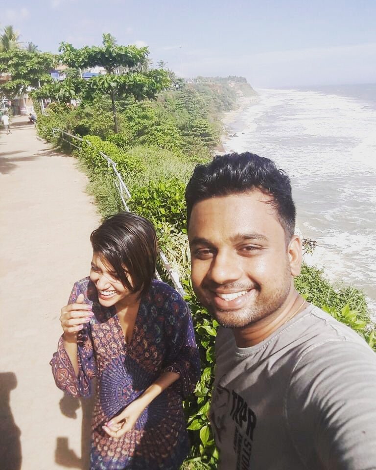 OviyaGirlsArmy's tweet photo. Her sweet smile is more than enough!!
It made my day ♥
#Oviyans with #Oviyasweetz in Varkala beach 😘
#OviyaArmy #BiggBossTamil https://t.co/t8XkJFbjoo