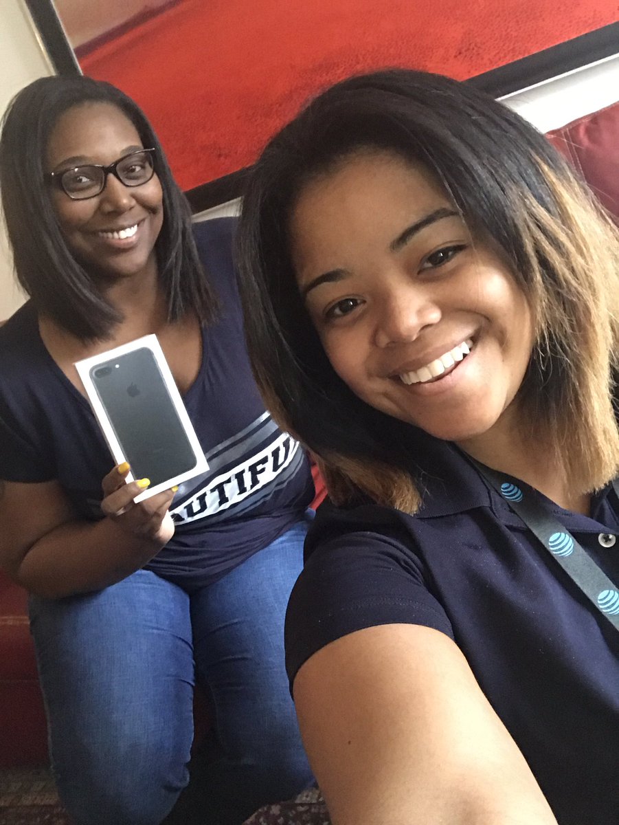 Who likes free phones? Amber does! #IHXceptional #beachparty @ErickDAlvarez14 <a href="/paulkim721/">Paul Kim</a>