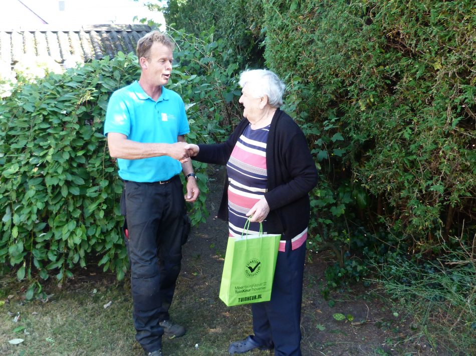 Terugblik: Hovenier Helpt maakt Drachtster tuin weer netjes <a href="/DrachtsterCrt/">Drachtster Courant</a>  drachtstercourant.nl/nieuws/77265/h…