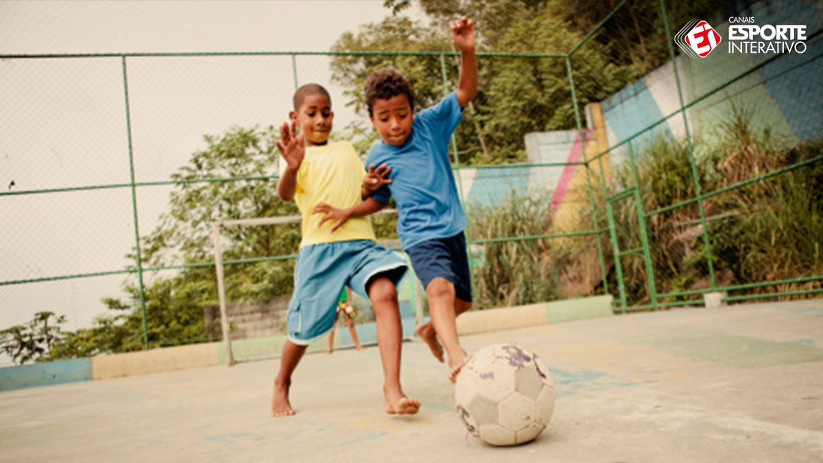 TNT Sports Brasil - FUTEBOL RAIZ! Quem aí está com saudades de reunir os  amigos pra jogar bola na rua? 🙋‍♂️