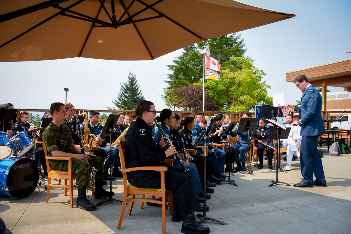 HMCSQuadraCdts's tweet photo. Les gens de Glacier View Lodge reçoivent un régal spécial des musiciens.
https://t.co/cExyhpzp3o

@BCCadets https://t.co/ZxFwvlEOsb