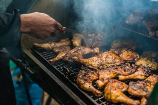 WhatsOnBrum's tweet photo. FOODIES!🍴
Celebrate Reggae Caribbean Cookout's 1st birthday with @MrJerkUK at @HawkerYard 28 Aug. MORE > https://t.co/GLWbjlxUEV https://t.co/PlBv4VgWbB
