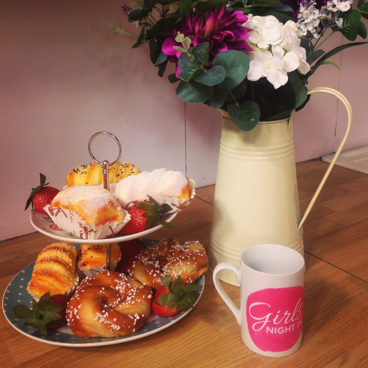 IdealWorldTV's tweet photo. We are LIVE with #IdealGirlsNightIn tune in now! https://t.co/OWPNknqHZL
