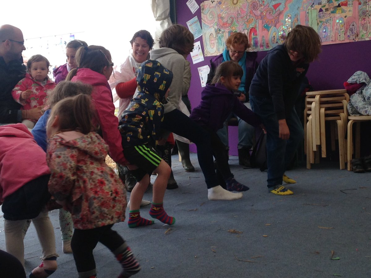 LlenPlant's tweet photo. Diolch am y sesiwn hwylus o yoga! #GŵylGomediSteddfod nesa yma, dewch draw i gael sbort wrth greu jôcs! #steddfod2017 #GŵylLlênPlant https://t.co/ZEBB7m9D6D
