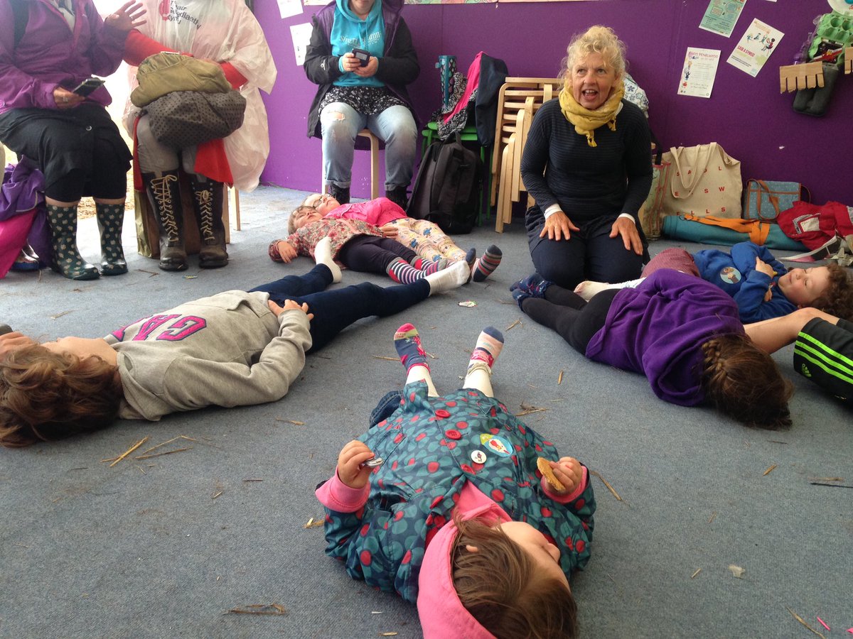 LlenPlant's tweet photo. Diolch am y sesiwn hwylus o yoga! #GŵylGomediSteddfod nesa yma, dewch draw i gael sbort wrth greu jôcs! #steddfod2017 #GŵylLlênPlant https://t.co/ZEBB7m9D6D