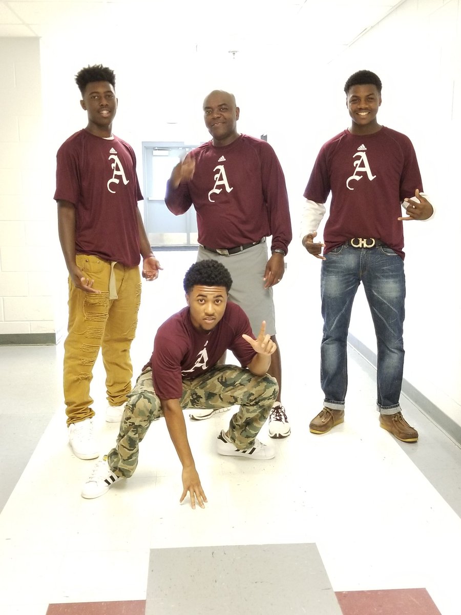 rotyty5's tweet photo. Friday Pride Day #ClickedUp https://t.co/n4RtQJCpWT