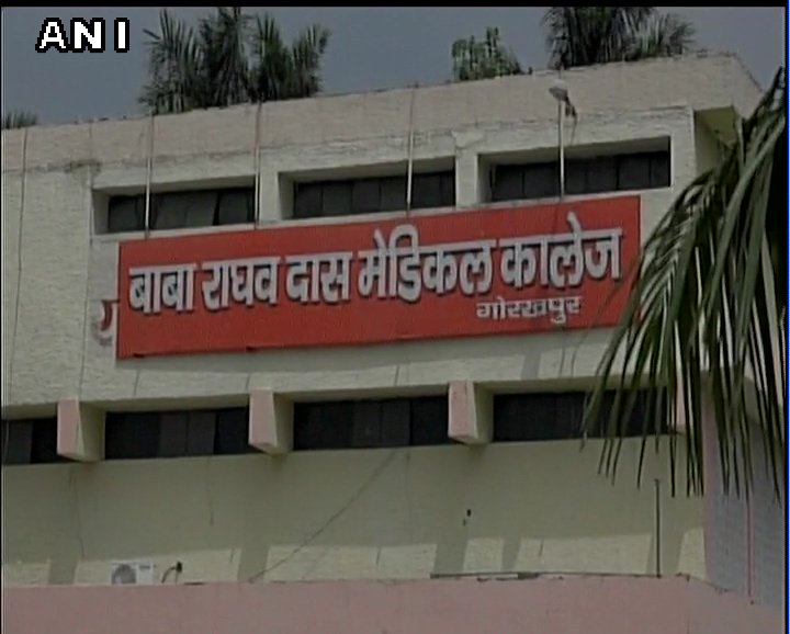 ANINewsUP's tweet photo. #Visuals: 30 children lost their lives due to encephalitis in last 48 hours at Gorakhpur's Baba Raghav Das Medical College #UttarPradesh https://t.co/GZQRbAmfUx