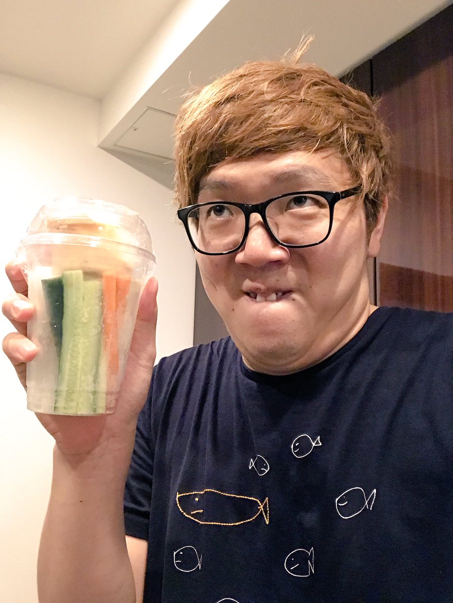 Hikakin ヒカキン Youtuber בטוויטר セブンイレブンに 超デカい大盛り野菜スティック新発売で売ってた 笑 もはやウサギの餌サイズ これは嬉しい