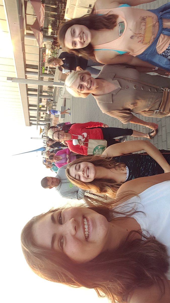 AlyshaSoutham's tweet photo. #SeaWheeze our 4 am look is finally paying off #lineismoving #naptime #shoptime @jessjwood https://t.co/H5hnY6rNPT