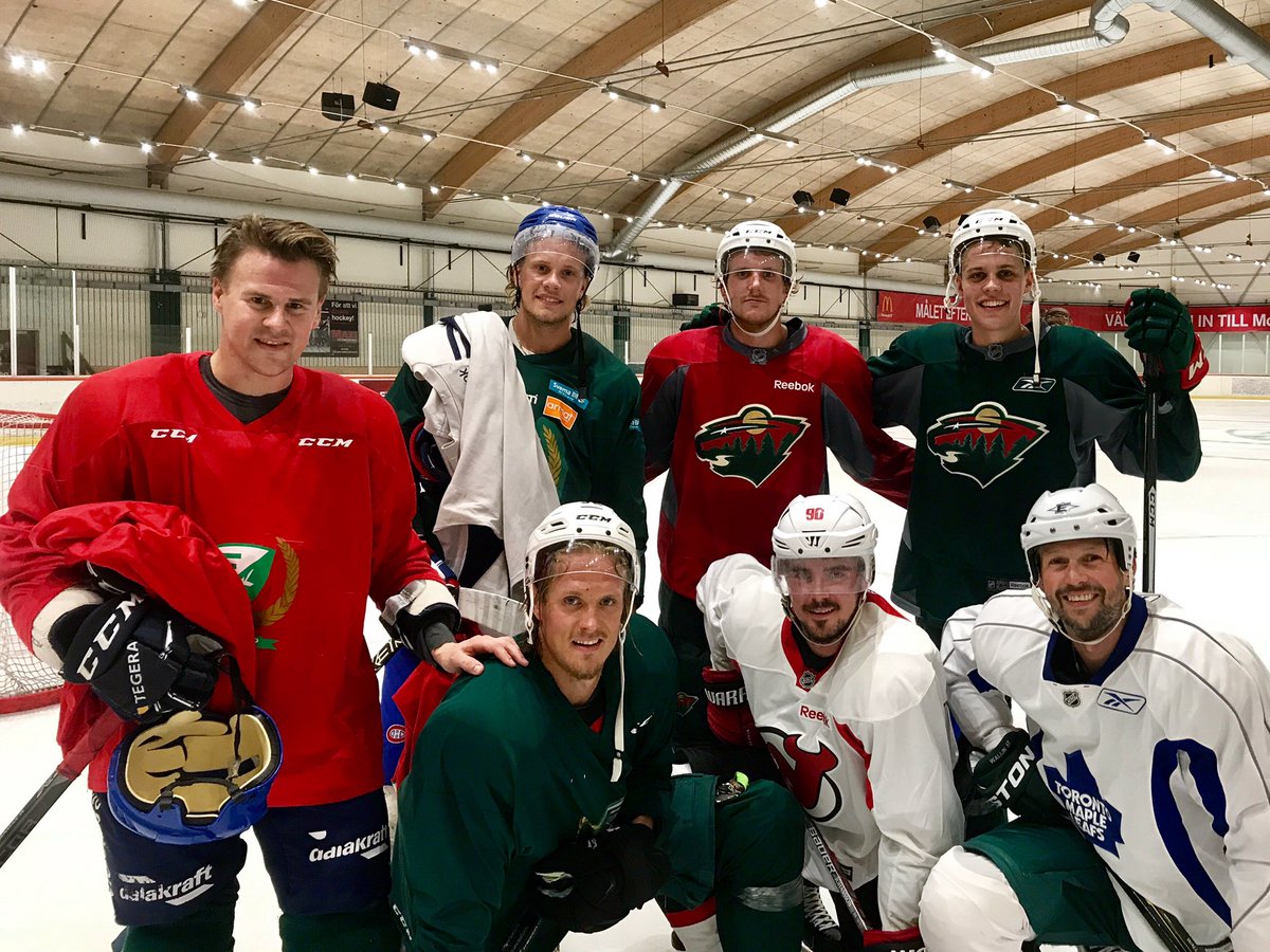 rwallin51's tweet photo. Gästartist på proffsgänget i Karlstads träning idag. Inser att dom är närmare toppformen än mig 😂 Jäkligt kul att få vara med på ett hörn! https://t.co/f70vsOPtLY