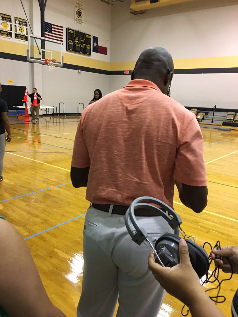 LileAlgebra's tweet photo. Watching a grown man try to learn to be deaf #laserfocus #EIEC https://t.co/iTmSkV5Bok