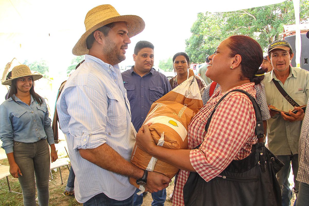 DulceEstadia's tweet photo. 900 productores de la parroquia Naricual recibieron siete toneladas de maíz, como parte del Plan de Siembra 2017 https://t.co/k82va9wYRx