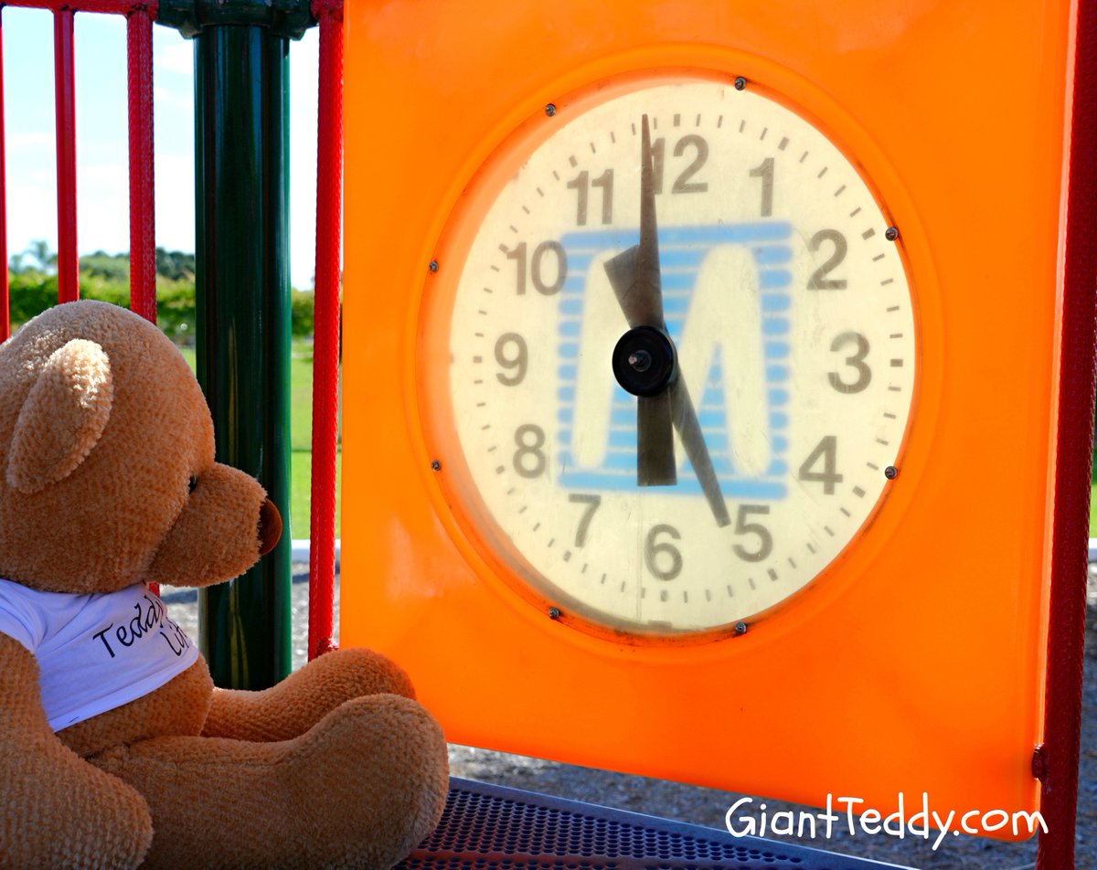 GiantTeddy's tweet photo. Look! My clock says it's already 5pm... time for the weekend to start! #FridayFeeling #FridayMotivation #Friyay #bearlogic https://t.co/DDuNtKWldC