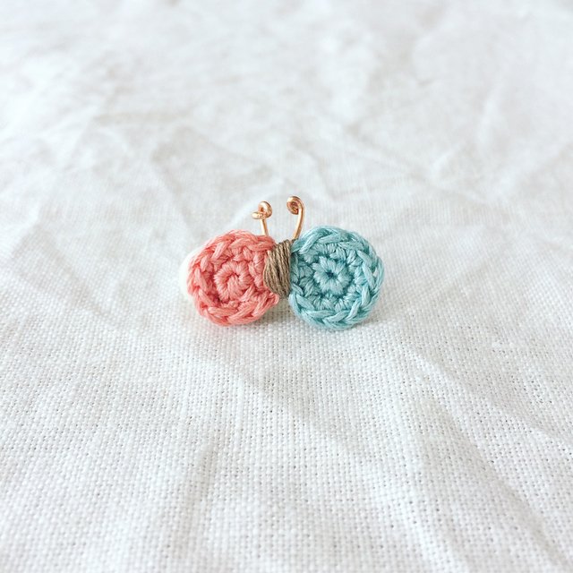 mintknit's tweet photo. ちょうちょのイヤーカフ、３種類ご用意できました😊✨お好みのお色がありましたら、minneからご購入頂くことが出来ます。全て一点ものですので、お早めに！
https://t.co/4I5iOjr26r

#イヤ−カフ #アクセサリー #minne #minneで販売中 https://t.co/4guk88cE8k