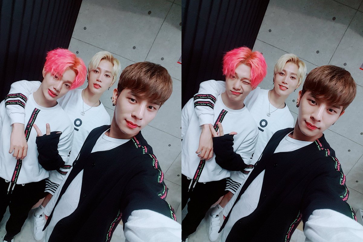 FS7_official's tweet photo. [#경하] 오늘 의상두 헤어두 메이크업두 전부 전부 내스타일😍 그런의미로 멋진척을 좀 해봤으요😋 어제 못와서 미안해요 ㅎㅎ내일 또 올께용😘 하나 굥나잇😃🤗🐯 https://t.co/Z9urwrKyUq