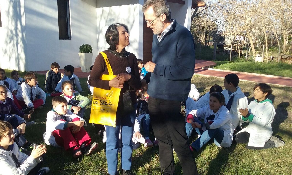 ANEP_Prolee's tweet photo. La abuela Graciela, integrante del Equipo Comunitario de Lectura de la escuela 22 de Carlos Reyles conversa con el Consejero Florit. https://t.co/RYgiCwV8C1