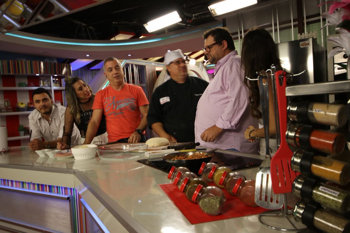 AldeasBolivia's tweet photo. @mundochristophe "Cuando sean grandes recordarán que cocinaron para ayudar a otros niños, es sembrar la semilla de la solidaridad" #SOSChef https://t.co/oArE4MInZh