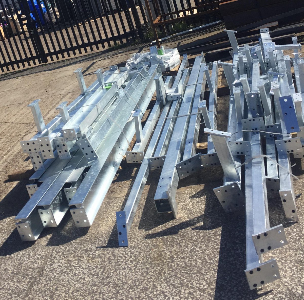 GWH_FABRICATION's tweet photo. Galvanised beams ready to load 

•Manufactured to British safety standards
#Galvanised #StructuralSteel #CE https://t.co/hKIwZDbAaa