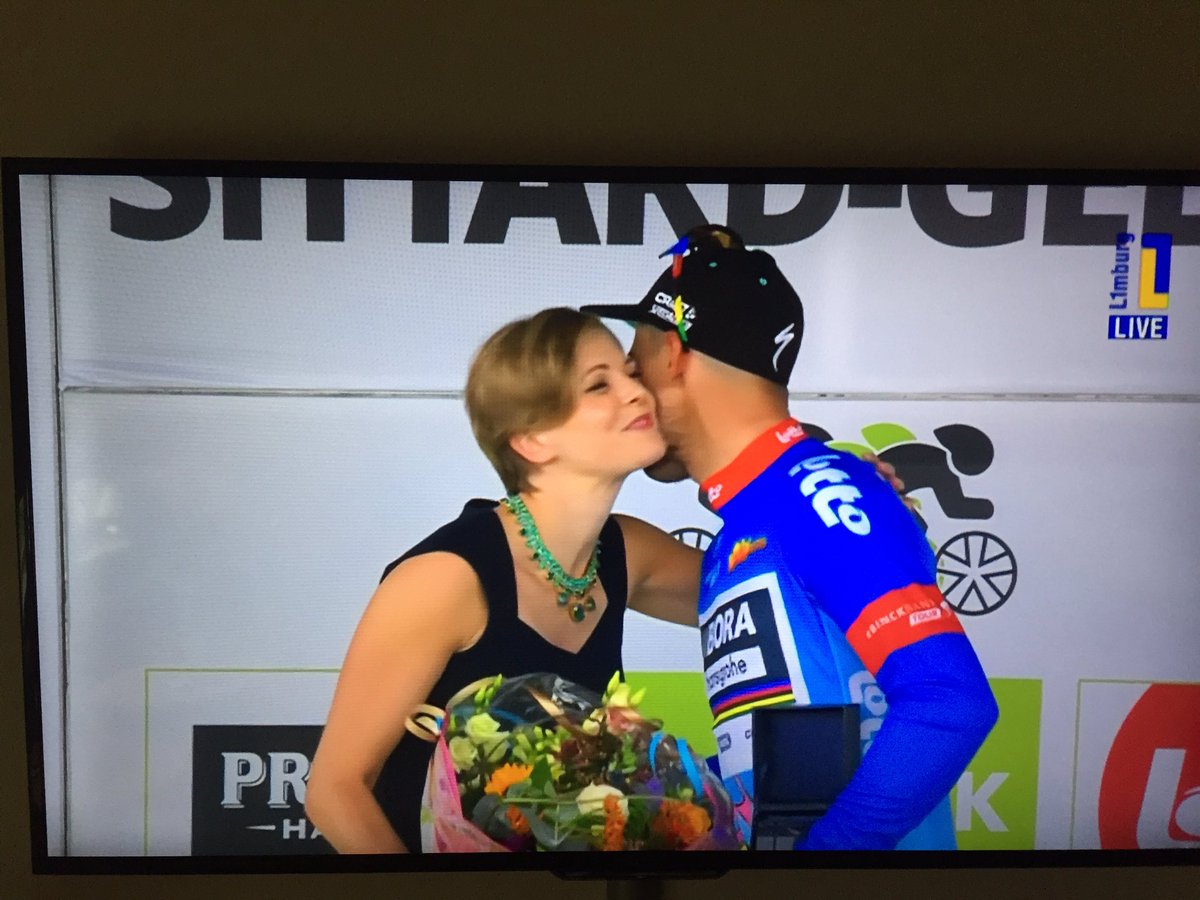 rubens2120's tweet photo. En daar zijn de flowers voor @petosagan van de altijd even vriendelijke @felicedekens. Mooie ronde tot dusver #bbt17 #BinckBankTour https://t.co/pOKYswOFdh