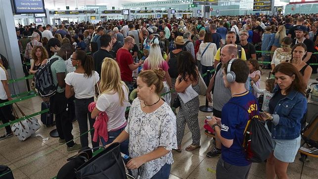 La Guardia Civil pide que el Gobierno asuma el error de privatizar la seguridad en los aeropuertos eldiario.es/economia/Guard…
