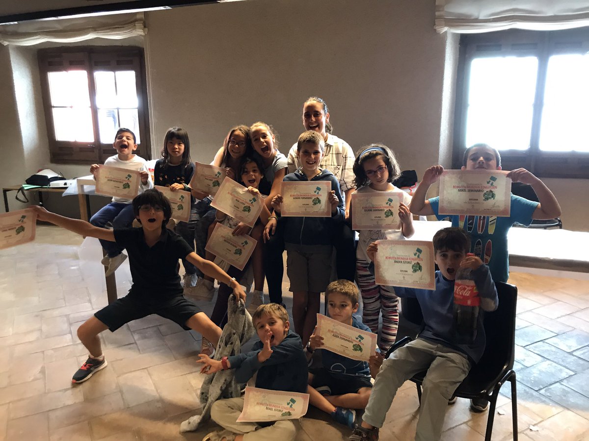 innovaland3d's tweet image. Finalizados los campamentos de esta 2&quot;semana. En total 34 robonautas repartidos en #Innovaland y #Civivox. ¡Próxima semana repetimos!💻🤖🤖🤖