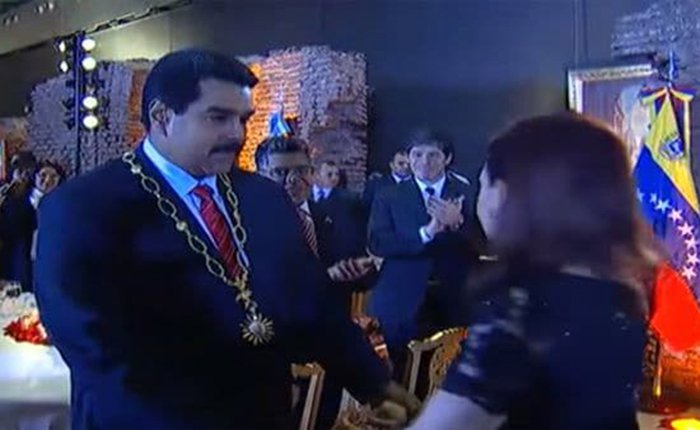 RunRunesWeb's tweet photo. Argentina retiró condecoración a Maduro otorgada por Cristina Fernández https://t.co/NU3EVh7c9q https://t.co/hAAGprkSiQ