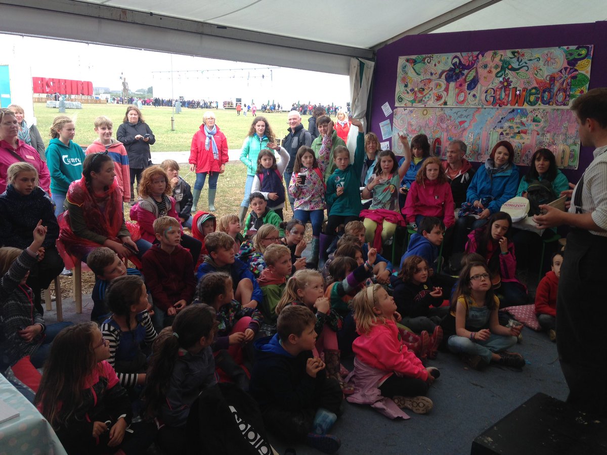 LlenPlant's tweet photo. Pabell llawn i weld Hedd Wyn eto pnawn ma! Gwych, diolch @MewnCymeriad ☺️ #steddfod2017 #GŵylLlênPlant https://t.co/FZGNGszUx1
