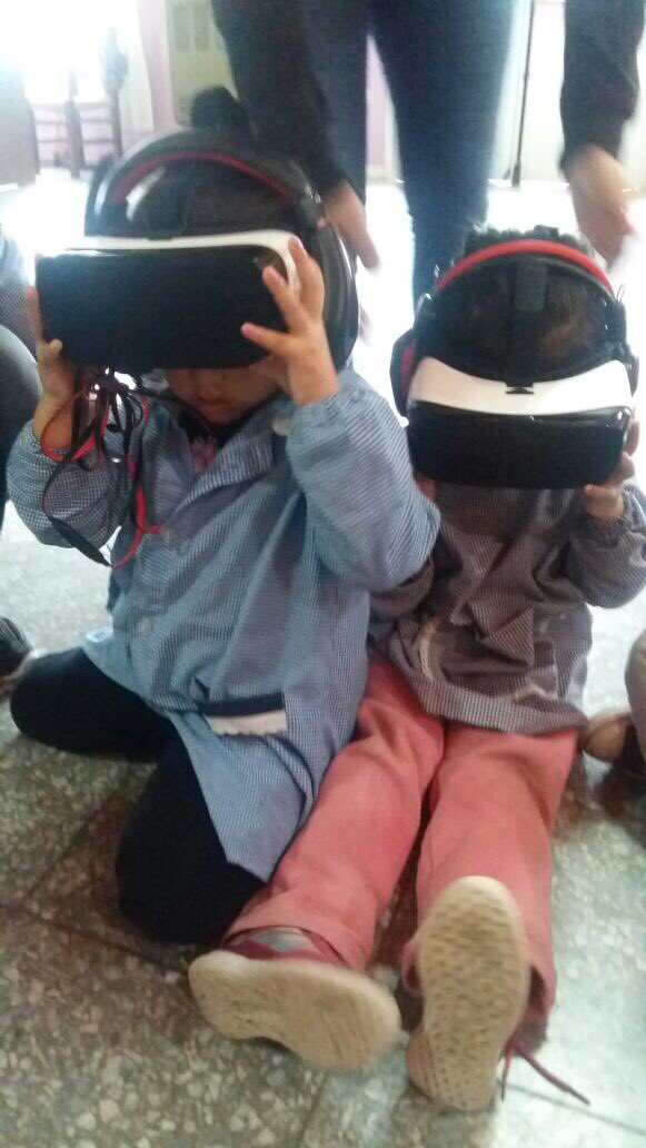 Zaal_86265's tweet photo. Hoy por la mañana los alumnos del Jardin 906 disfrutaron de la realidad virtual!!! Guauuuuuu... #RedVirtual #MuniRivadavia @JUReynoso https://t.co/vGetnp3Emg
