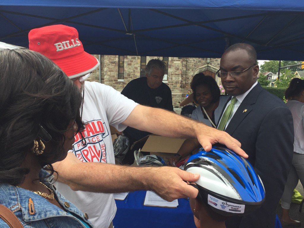 CmooreMoore1's tweet photo. Mayor Byron Brown and Buffalo Police Athetic League handing@WGRZ out bike helmets to kids from Delavan Grider Center. https://t.co/JysYPSyeW5