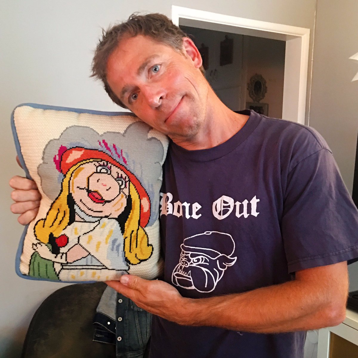daveenglandshit's tweet photo. I dry humped this Miss Piggy pillow https://t.co/Dy70owab0m