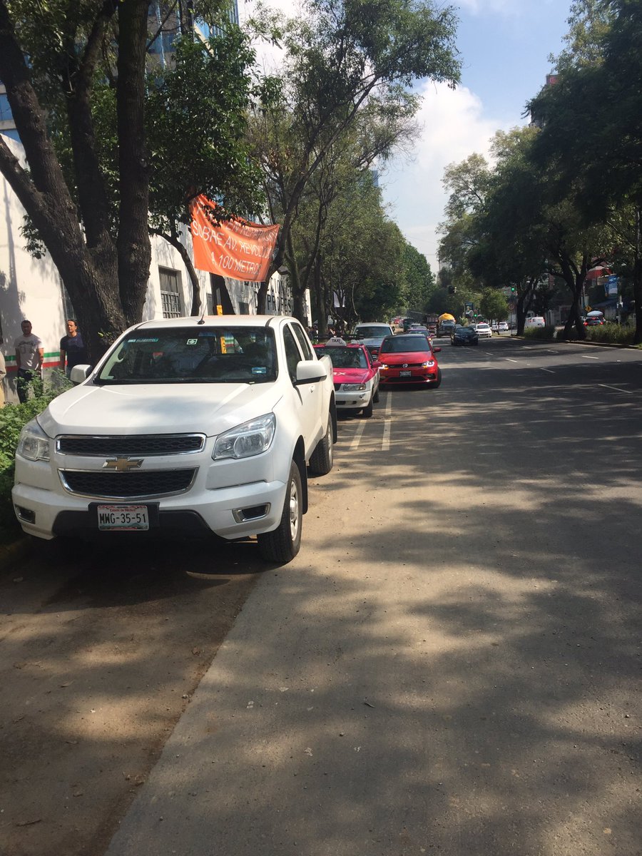 alinee81's tweet photo. @ManceraMiguelMX @SOBSECDMX  Revolución a la altura de la SEP no hay respeto al carril ciclista pues no han puesto los topes amarillos URGEN https://t.co/OpbT6D7NqJ