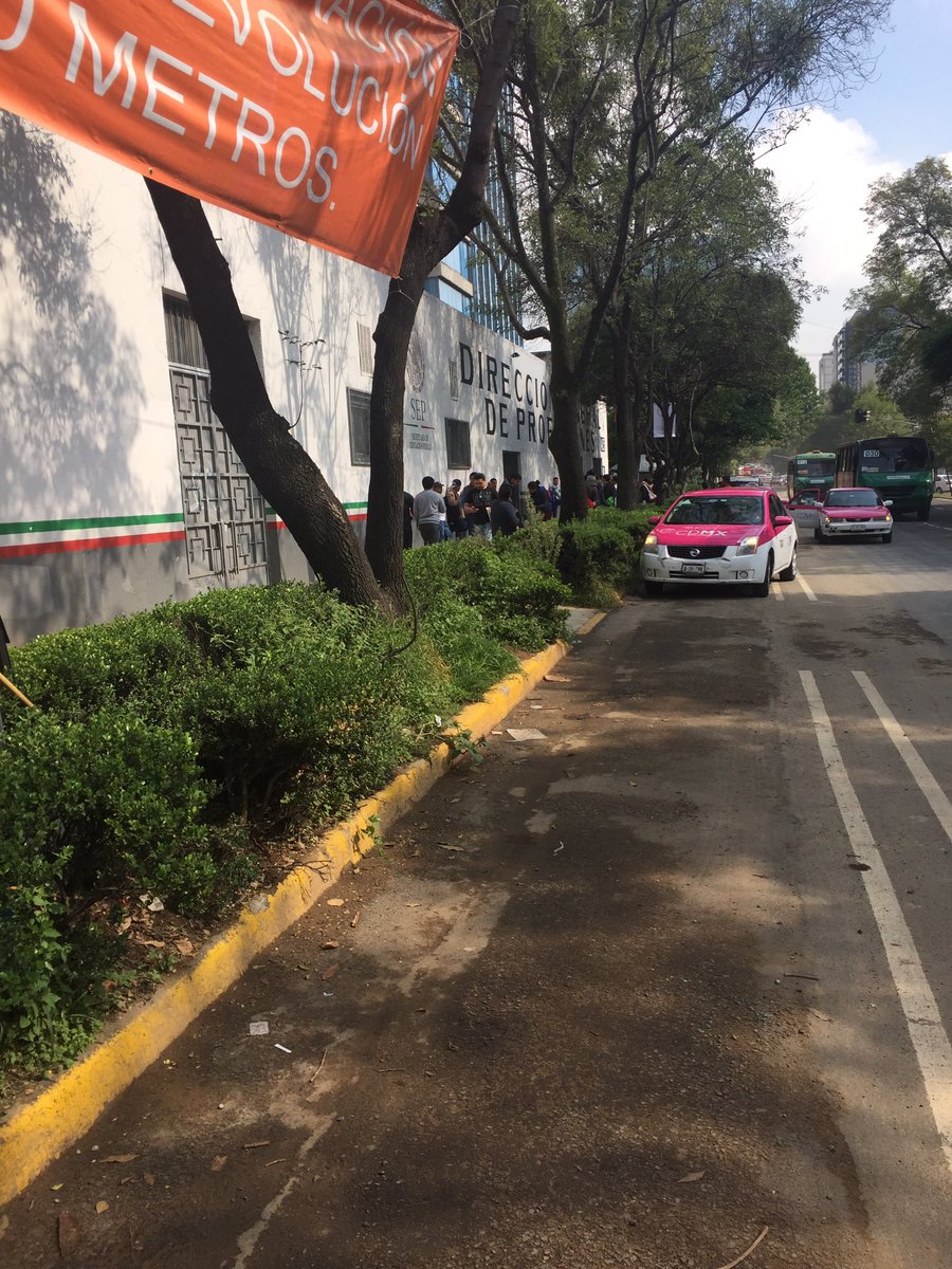 alinee81's tweet photo. @ManceraMiguelMX @SOBSECDMX  Revolución a la altura de la SEP no hay respeto al carril ciclista pues no han puesto los topes amarillos URGEN https://t.co/OpbT6D7NqJ