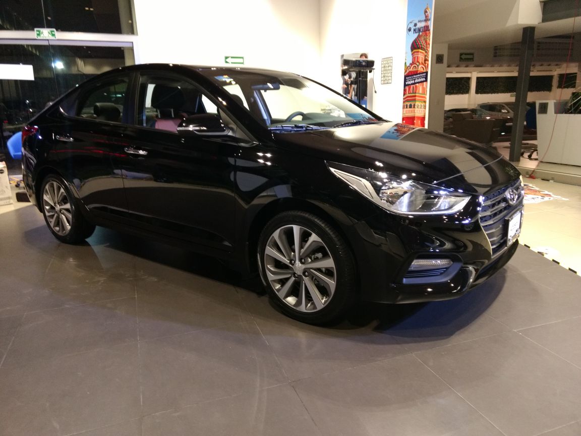 diazcabelloma's tweet photo. Grata compañía en el lanzamiento del primer Hyundai Mexicano, Accent #LaDecisionPerfecta ¡Gracias  totales! https://t.co/Y4MhAdy2yi