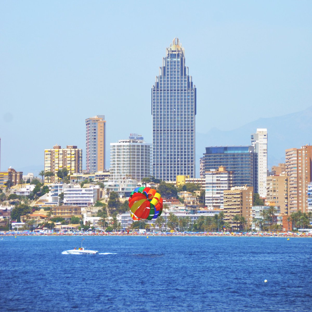 Happy Friday with the impressive view of #Benidorm!🏙️ #newlyspanish 
👉 newlyspanish.com/single-post/20…

#alicante #bechlife #spain #valencia #travel